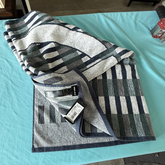 GIORGIO ARMANI 40" X 70" Authentic Multi-color Beach Towel, Retail $495 - Picture 13 of 14
